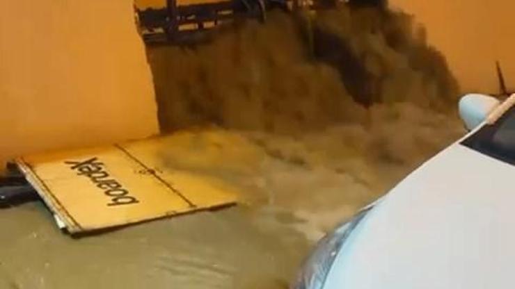 İstanbul- Başakşehir'de ana isale hattındaki su borusu patladı; cadde göle döndü