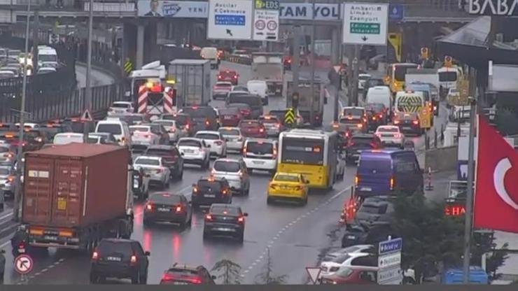 Son Dakika | İstanbulda TIR bariyerlere çarptı; trafik durdu