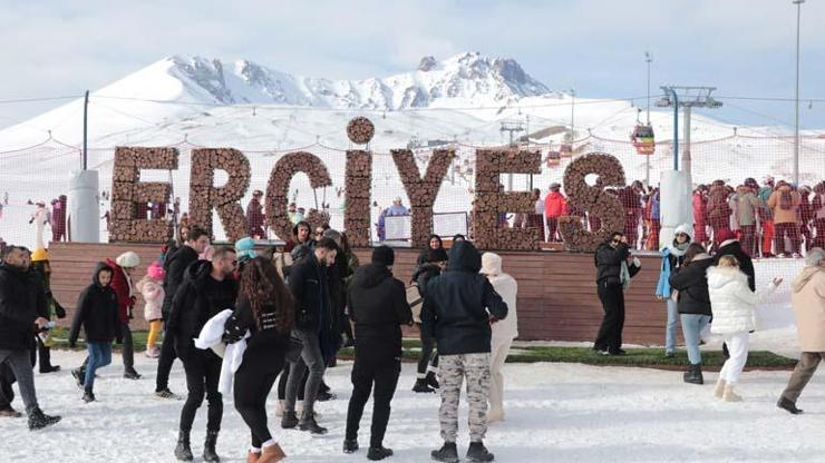 Erciyes Kayak Merkezinde hafta sonu yoğunluğu