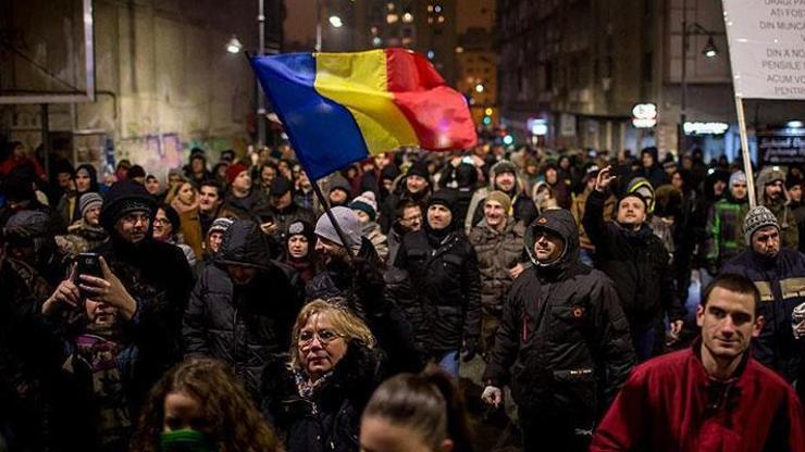 Romanyada cumhurbaşkanı seçimi iptali protesto edildi