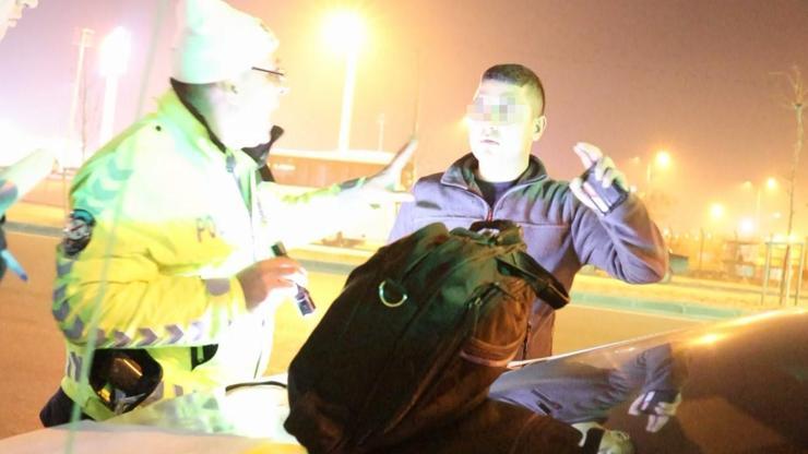 Polis çevirmesinde şaşırtan olay Yakalanınca espri yapmaya başladı