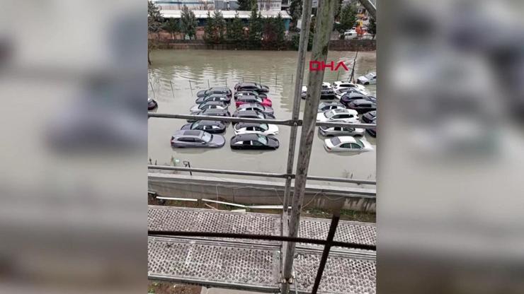 Sıfır araçlar otoparkta su içinde kaldı