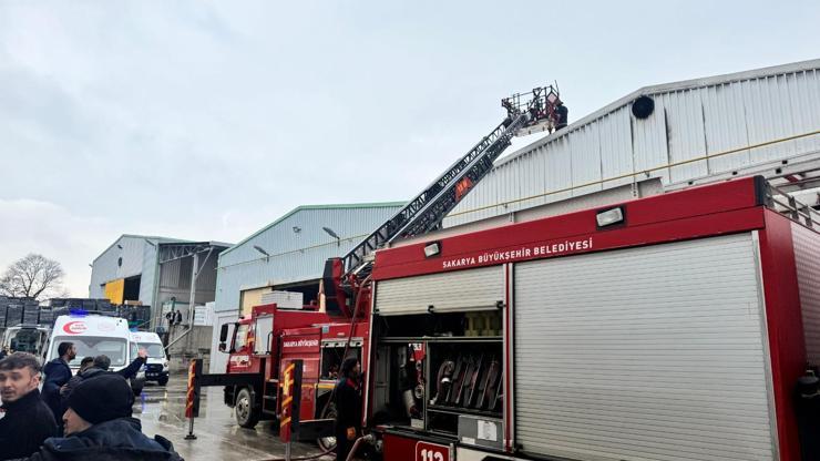 Sakarya'da fabrika yangını; 2 işçi ağır yaralı