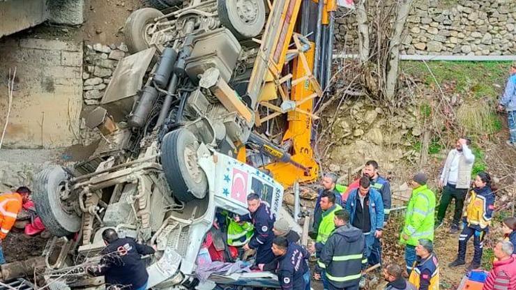 Kontrolden çıkan vinç yüklü kamyon ırmağa düştü: 2 yaralı Kontrolden çıkan vinç yüklü kamyon ırmağa düştü: 2 yaralı