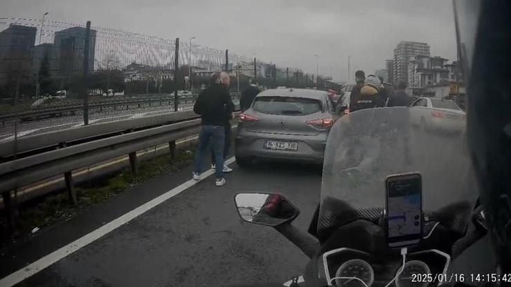 Bakırköyde yol verme tartışması yumruklu kavgaya dönüştü | Video Haber