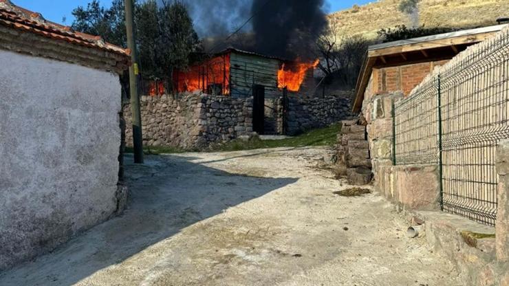 Çanakkale'de Yangın: Müstakil Ev Kullanılamaz Hale Geldi