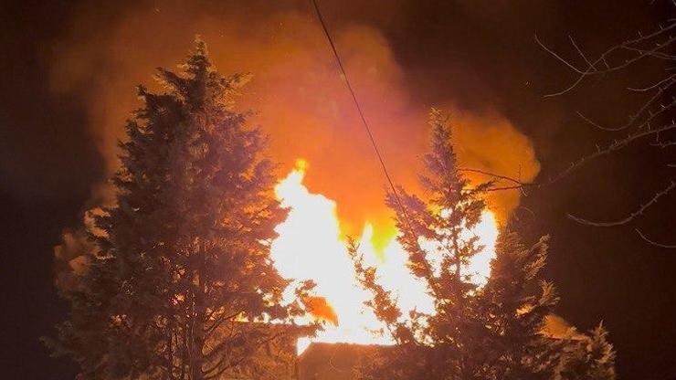 3 katlı apartmanın çatı katı alev alev yandı 3 katlı apartmanın çatı katı alev alev yandı