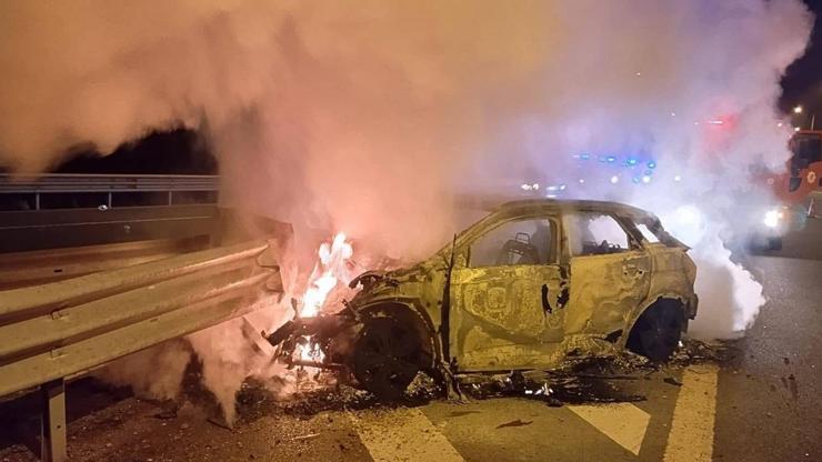 Otomobil bariyere çarpıp alev aldı; baba ve kızı yaralandı