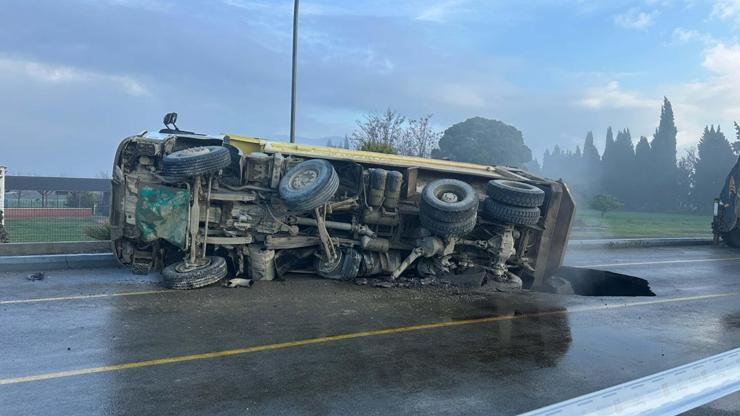 Balıkesirde yol çöktü Kamyon devrildi