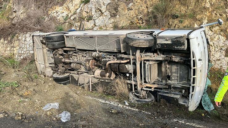 Festivale gidenleri taşıyan tur midibüsü devrildi; 23 yaralı