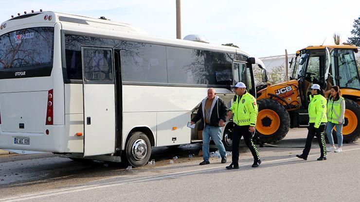 Midibüs ile iş makinesi çarpıştı: 23 yaralı