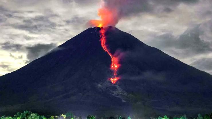 Semeru Yanardağı uyandı Bölge sakinlerine çağrı yapıldı..