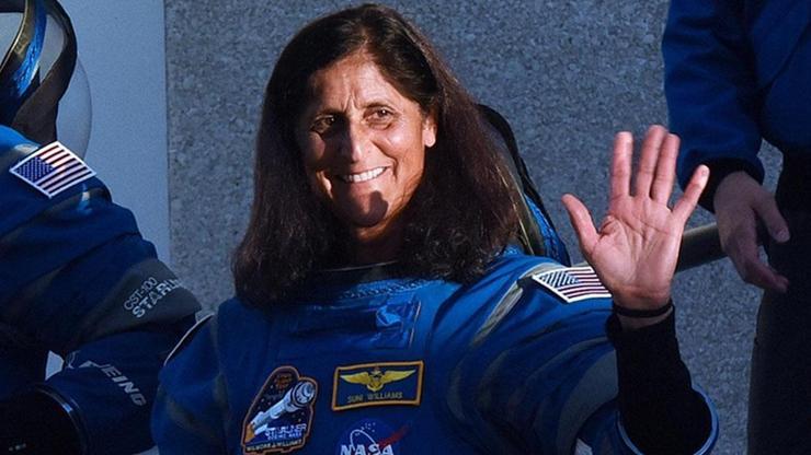 Uzayda mahsur kalmışlardı... ABDli astronot Suni Williams tarihe geçti