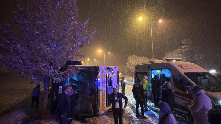Nevşehir'de yolcu otobüsü devrildi: 6 yaralı Nevşehir'de yolcu otobüsü devrildi: 6 yaralı