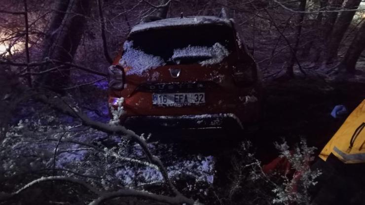 Bursa'da cip, karlı yolda 15 metreden şarampole uçtu; 5 yaralı