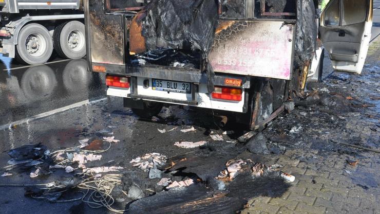Manisa'da seyir halindeki lokma dağıtım aracı yandı Manisa'da seyir halindeki lokma dağıtım aracı yandı