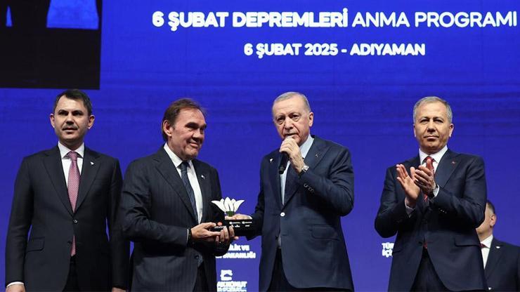 Cumhurbaşkanı Erdoğandan Yıldırım Demirörene plaket