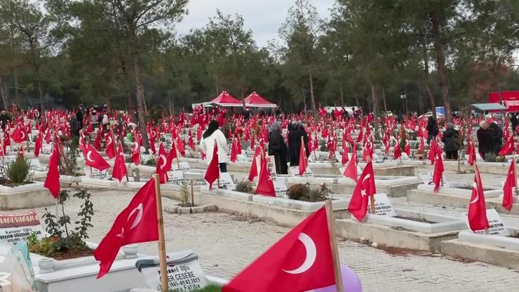 6 Şubat depremlerinin yıldönümünde hasretin adresi yine mezarlıklar oldu