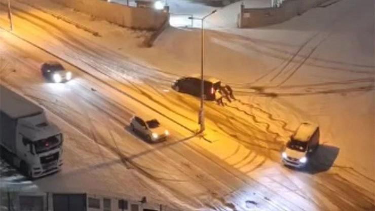 İstanbul trafiğine kar etkisi Sürücüler ilerlemekte güçlük çekti | Video Haber