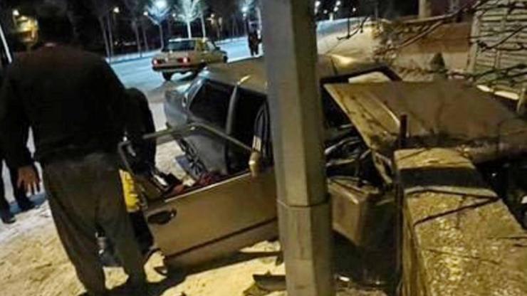 Duvara çarpan otomobilde sürücünün arkadaşı yaralandı