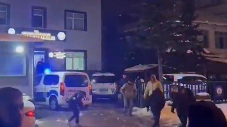 Gençlerin polislerle kar topu eğlencesi