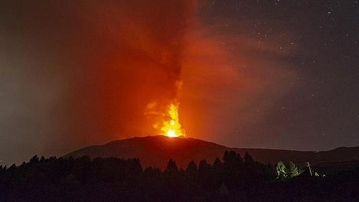 İtalyada Etna Yanardağında lav akışı meydana geldi