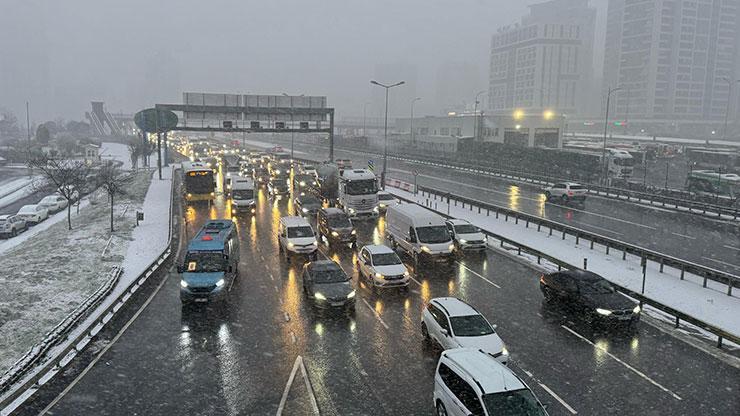 İstanbulda kar yağışının etkisiyle trafik yoğunluğu yaşanıyor