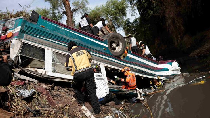 Guatemalada katliam gibi kaza Yolcu otobüsü köprüden düştü: 51 ölü