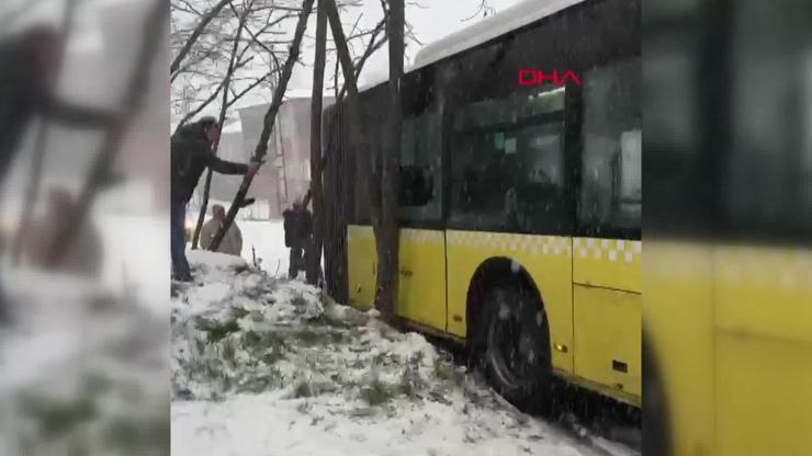 Başakşehirde yolda kayan İETT otobüsü kaza yaptı İŞTE O ANLAR...