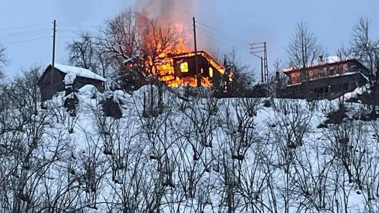 Düzce'de 2 katlı metruk ev alev alev yandı