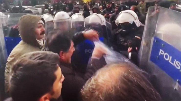 DEM Partili vekil polis kalkanını kırdı, tehdit etti | Video Haber