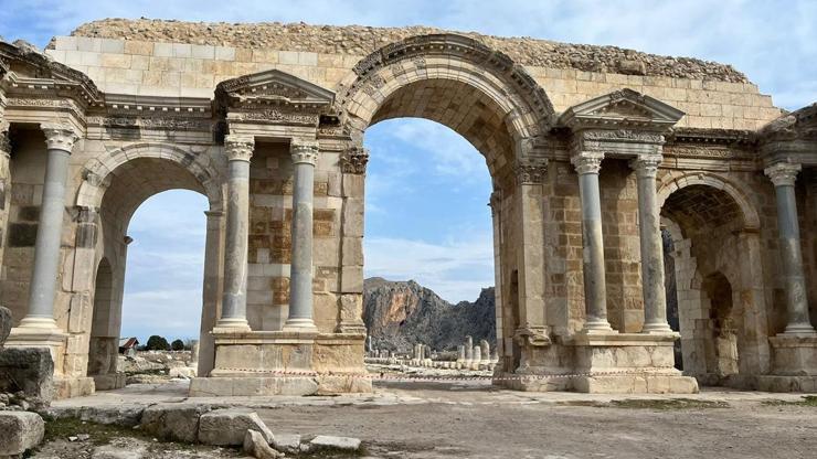 Adana’ya bir de buradan bakın Pamuk tarlasının altından çıkan yüz binlerce yıllık tarih: Anavarza