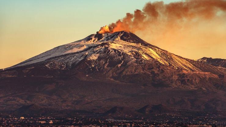 Etna Yanardağı harekete geçti 2 kilometre yüksekliğe ulaştı