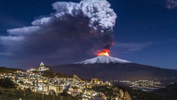 Etna hareketlendi: Kül ve lav püskürttü