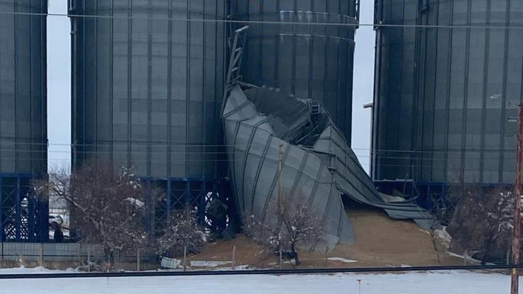 Silo çöktü, tonlarca buğday yere döküldü Silo çöktü, tonlarca buğday yere döküldü