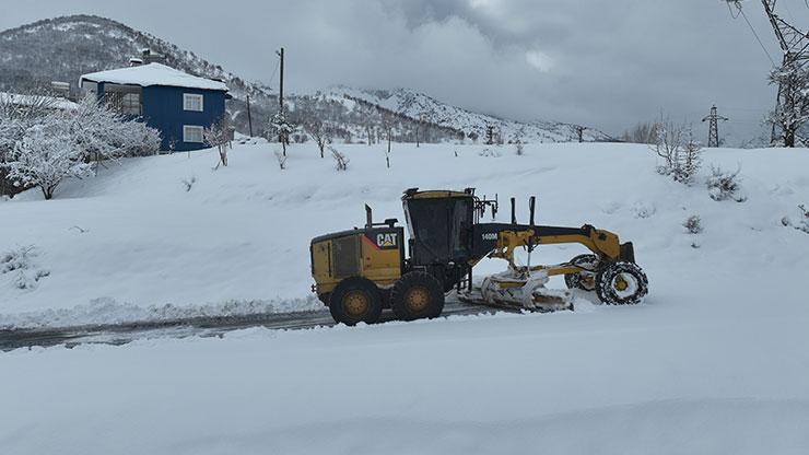 Bitlis’te kardan kapanan 219 köy yolundan 170'i ulaşıma açıldı Bitlis’te kardan kapanan 219 köy yolundan 170'i ulaşıma açıldı