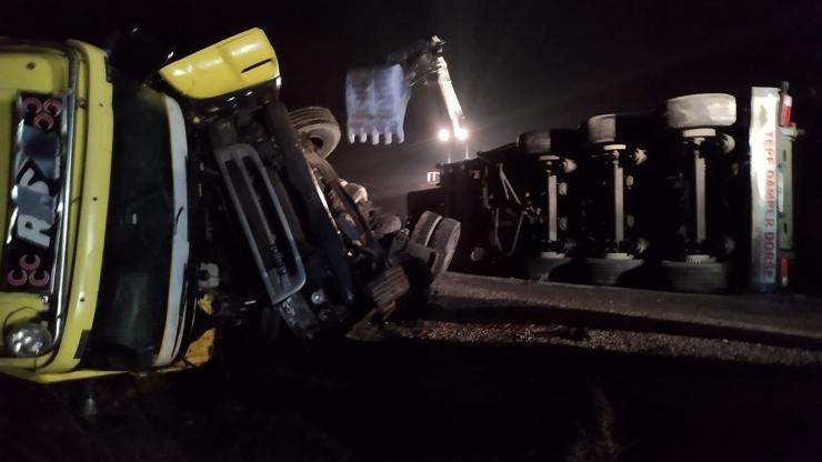 Balıkesir'de devrilen mermer yüklü TIR'ın şoförü yaralandı