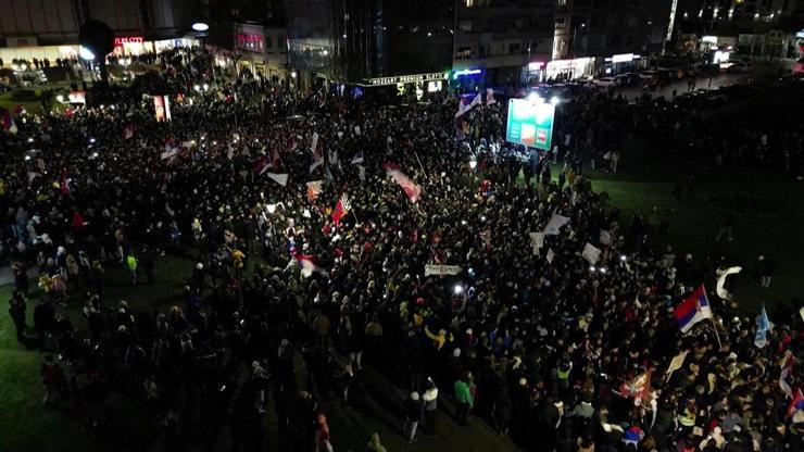 Sırbistanda tarihin en büyük yolsuzluk protestosu: On binler sokağa akın etti