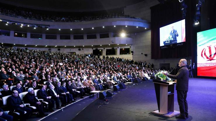 İran Cumhurbaşkanı Pezeşkiyan, Türkçe şiir okurken bir yetkili tarafından uyarıldı