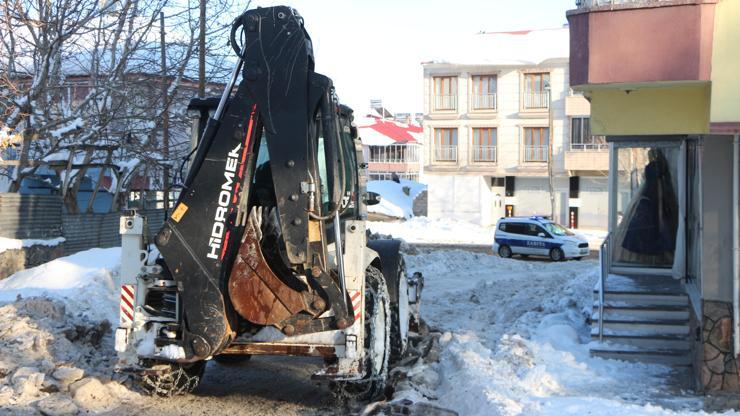 Karlıova’da yol ve kaldırımlar, buzlardan temizlendi Karlıova’da yol ve kaldırımlar, buzlardan temizlendi