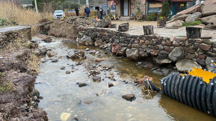 Çanakkale'de sağanak nedeniyle köprü çöktü Çanakkale'de sağanak nedeniyle köprü çöktü