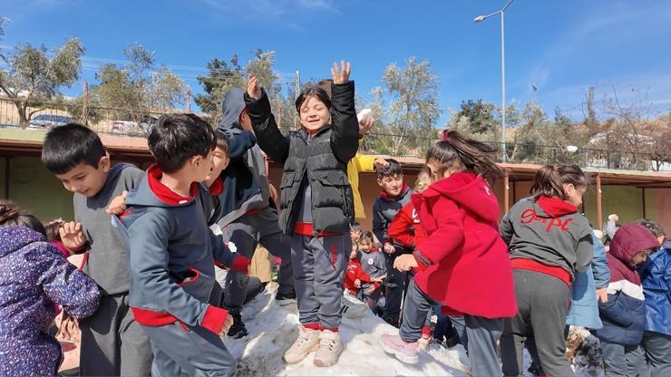 Hatay’da öğrencilerin isteği üzerine okul bahçesine kar getirildi Hatay’da öğrencilerin isteği üzerine okul bahçesine kar getirildi