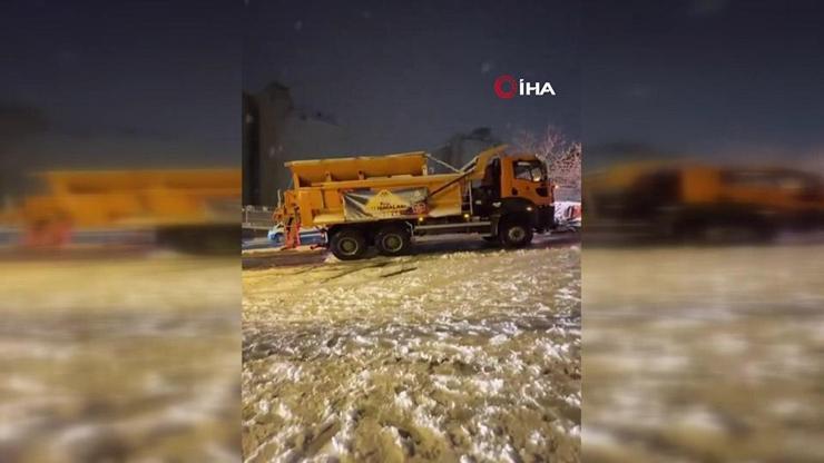 İBBnin kar küreme aracı yolda kaldı | Video Haber