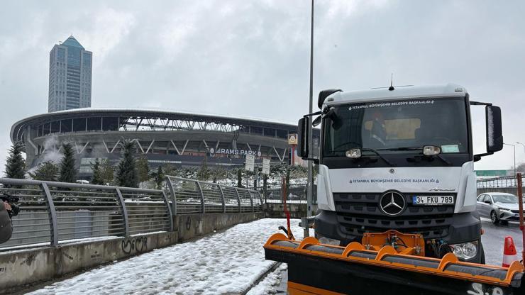 Galatasarayın stadı RAMS Parkta son durum Kar küreme araçları nöbette...