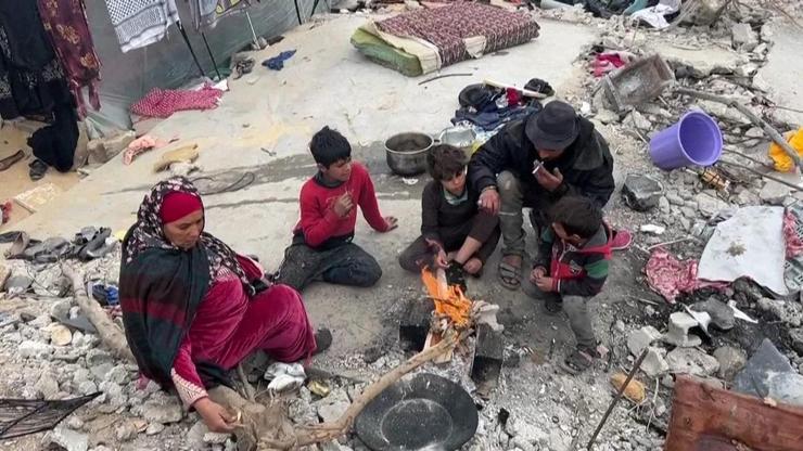 Yeniden yaşamak için yardım istiyoruz Gazzede hayat moloz yığınlarının etrafında dönmeye başladı...