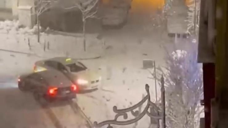İstanbul'da kar yağışı: Yokuşta drift yapan araç, vatandaşlar tarafından itildi İstanbul'da kar yağışı: Yokuşta drift yapan araç, vatandaşlar tarafından itildi