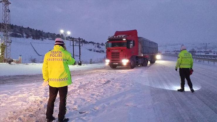 SON DAKİKA Türkiye Kar Yağışı Altında: 6 İlde Ağır Taşıtlara Trafik Yasağı