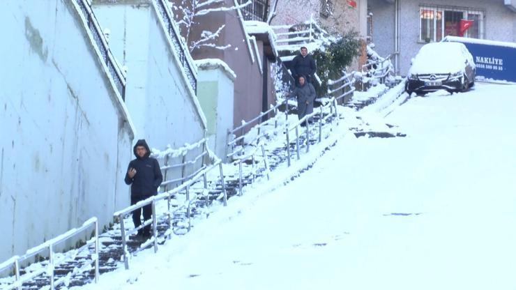 İstanbul - Kağıthane'de araçlar yokuşta kaldı; vatandaşlar güçlükle yürüdü İstanbul - Kağıthane'de araçlar yokuşta kaldı; vatandaşlar güçlükle yürüdü