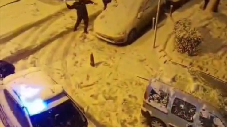 İstanbul- Bayrampaşa ve Kağıthane'de polisle mahallelinin kar topu eğlencesi İstanbul- Bayrampaşa ve Kağıthane'de polisle mahallelinin kar topu eğlencesi