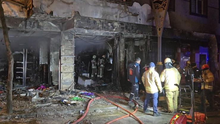 İstanbul- Pendik'te oyuncakçı alev alev yandı: 2 kişi dumandan etkilendi